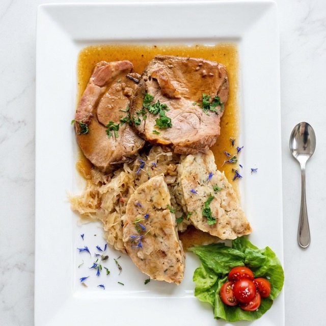 schweinsbraten mit semmelknödel das austüberl graz